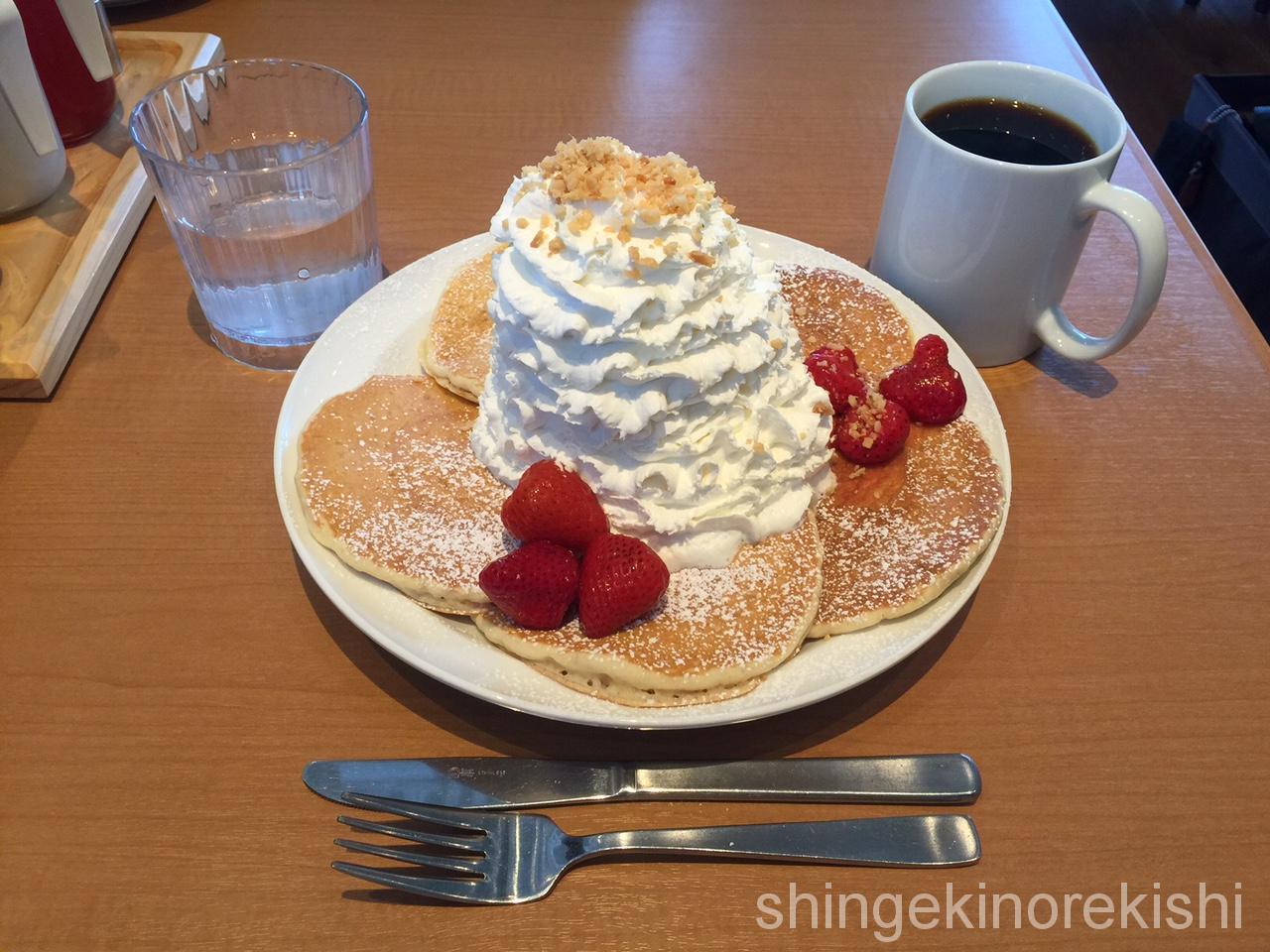 デカ盛りパンケーキEggs'n Thingsエッグスシングスラゾーナ川崎店有名人気行列ストロベリーホイップクリームコーヒー待ち時間15