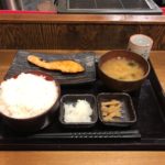 三田朝食!「しんぱち食堂　田町店」で炭火焼鮭定食・ご飯大盛り!