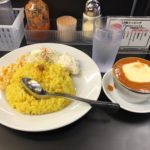 水道橋デカ盛り!「カレーは飲み物。」で赤い鶏チーズカレー・山盛り!