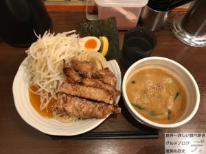 デカ盛りつけ麺旨辛ラーメン表裏水道橋店DXデラックスメニュー大盛り野菜増しピリ辛メガ盛り進撃の歴史