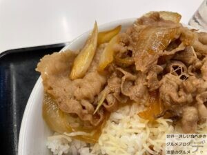 吉野家新メニュー肉だく牛黒カレー大盛りチーズ復活デカ盛り進撃のグルメ