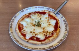 バッファローモッツァレラのピザ100日間サイゼリヤ生活45日目チーズ3倍デカ盛り進撃のグルメ