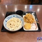 【丸亀製麺】ぶっかけうどん・冷・大盛り、野菜かき揚げ、味付け大根天ぷら、天つゆ【定番メニュー】